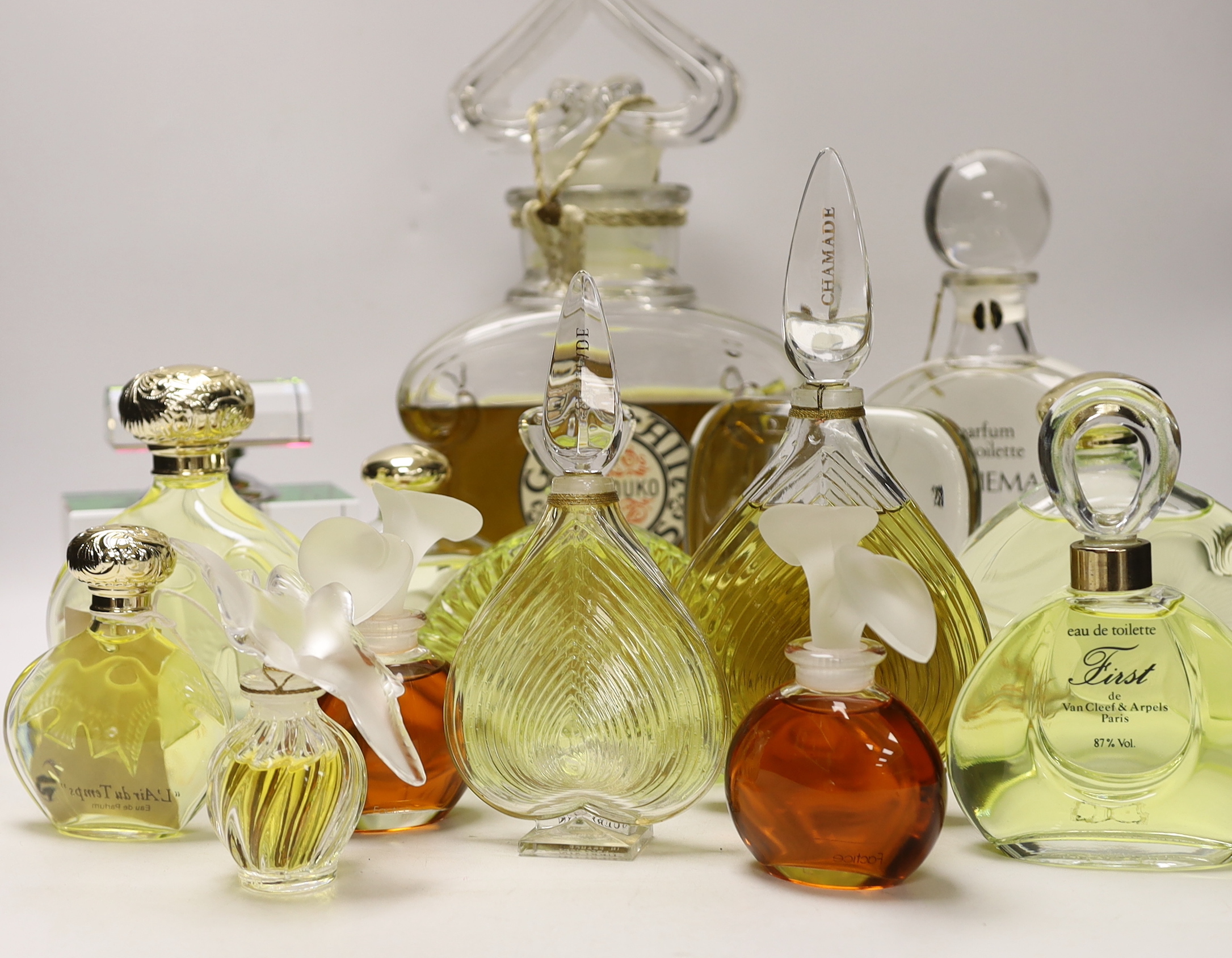 A collection of seventeen glass bottled perfumes; Guerlain Paris, Guy Laroche, Loris Azzaro, Van Cleef & Arpels, etc.